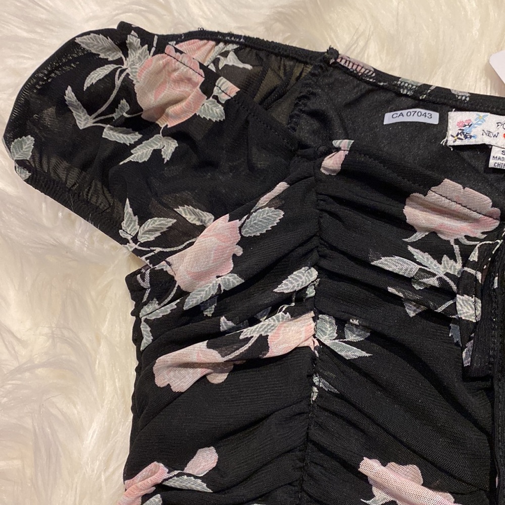 Poof New York Black Roses Floral Off the Shoulder Blouse Women’s Size Small NWT - Picture 4 of 5